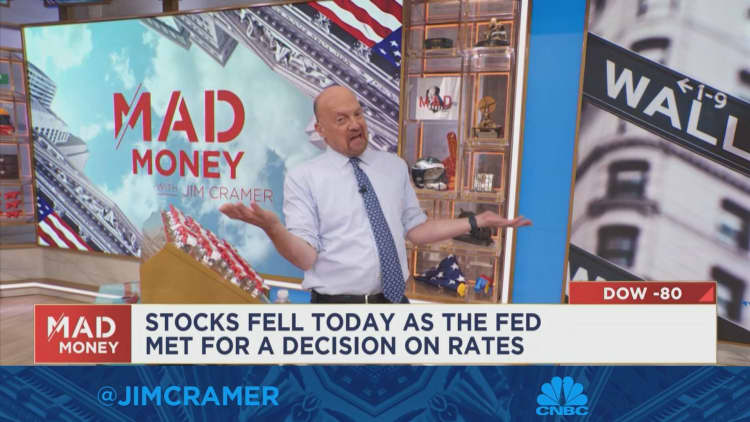 Jim Cramer diz que essas 8 ações podem suportar o ciclo de aperto do Fed