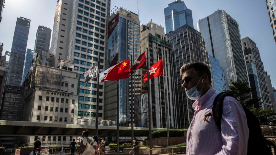 La gente camina por Exchange Square en Hong Kong el 28 de octubre de 2022. Los principales prestamistas Standard Chartered y HSBC expresaron su confianza en el repunte de la economía de Hong Kong y China, incluso cuando China aumenta sus medidas de Covid y la economía de Hong Kong registró su peor trimestre en más de dos años.
