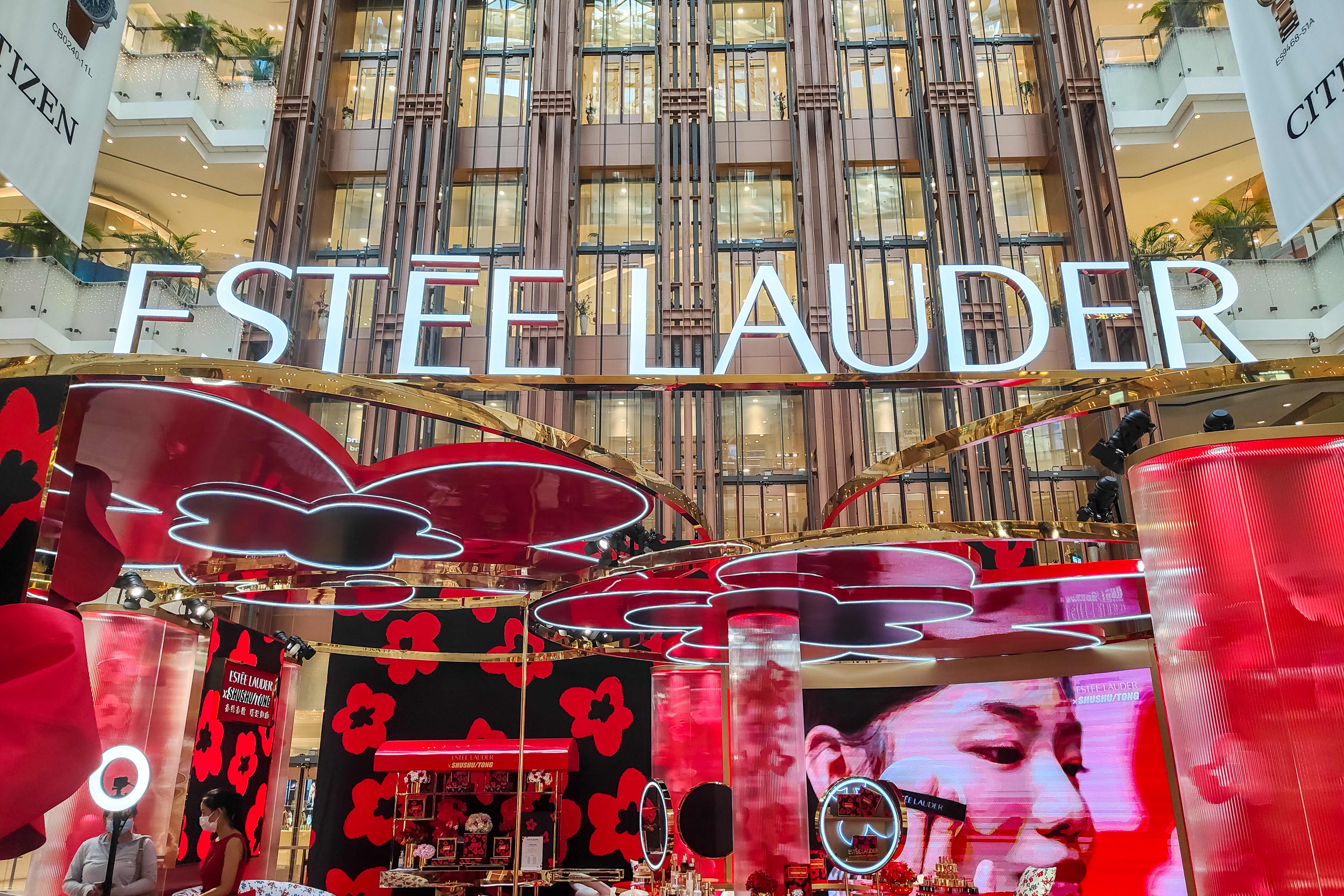 What is Estée Lauder's marketing strategy?