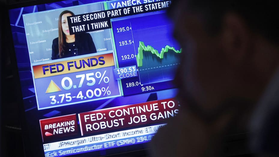 Una pantalla muestra el anuncio de la tasa de la Fed mientras un operador trabaja en el piso de la Bolsa de Valores de Nueva York (NYSE), el 2 de noviembre de 2022.