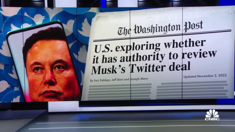 Adverteerders trekken zich terug uit Twitter na overname door Musk terwijl de overheid een deal onderzoekt