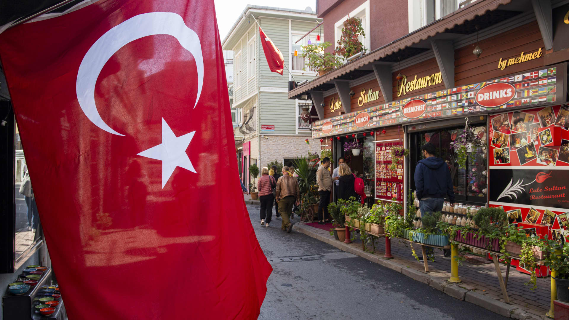 तुर्की ने न्यूनतम वेतन में 55% की वृद्धि की, मुद्रास्फीति और जीवन लागत संकट के कारण