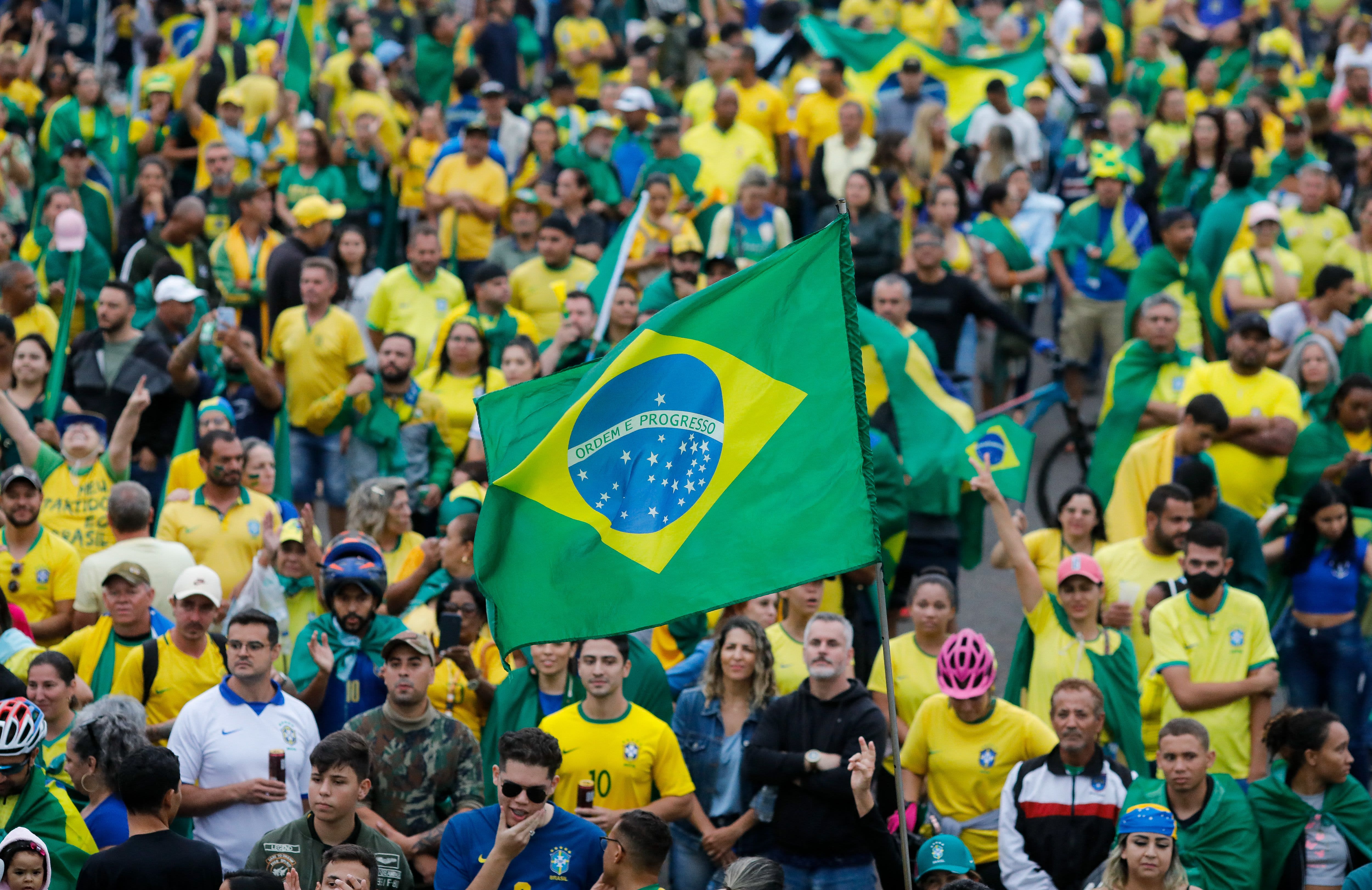 Бразилия первая в мире. Флаг Бразилии Болсонару Силва. Бразилия люди. Россия и Бразилия. Бразилия сейчас.