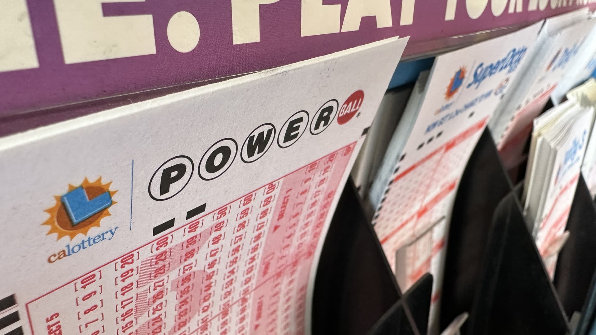 The Powerball jackpot is $1.9 billion only if you take the annuity. Here’s why the lump sum may be overrated – CNBC