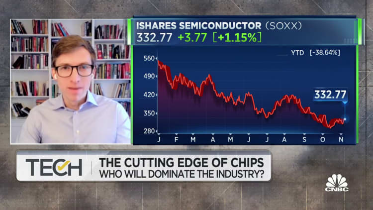 China se está quedando atrás en su capacidad para diseñar y fabricar chips avanzados, dice Chris Miller, autor de "guerra de fichas"