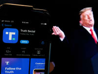 Esta ilustración fotográfica muestra una imagen del expresidente Donald Trump junto a la pantalla de un teléfono que muestra la aplicación Truth Social, en Washington, DC, el 21 de febrero de 2022.
