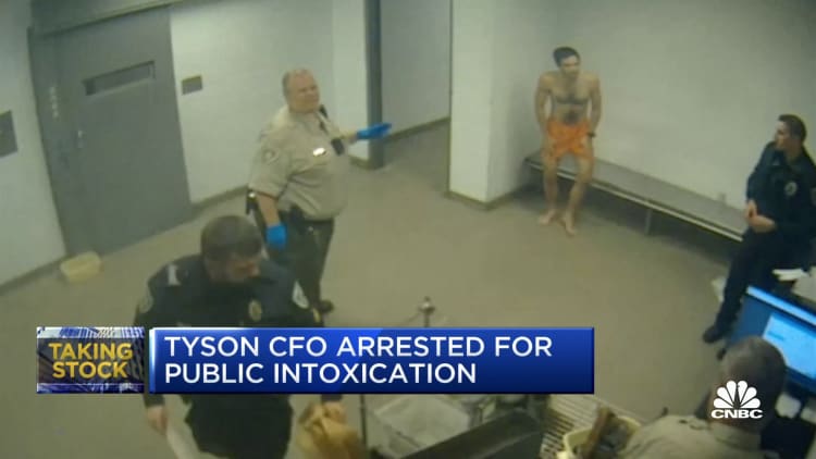 El director financiero de Tyson se disculpa con los inversores después del arresto por intoxicación pública y allanamiento de morada