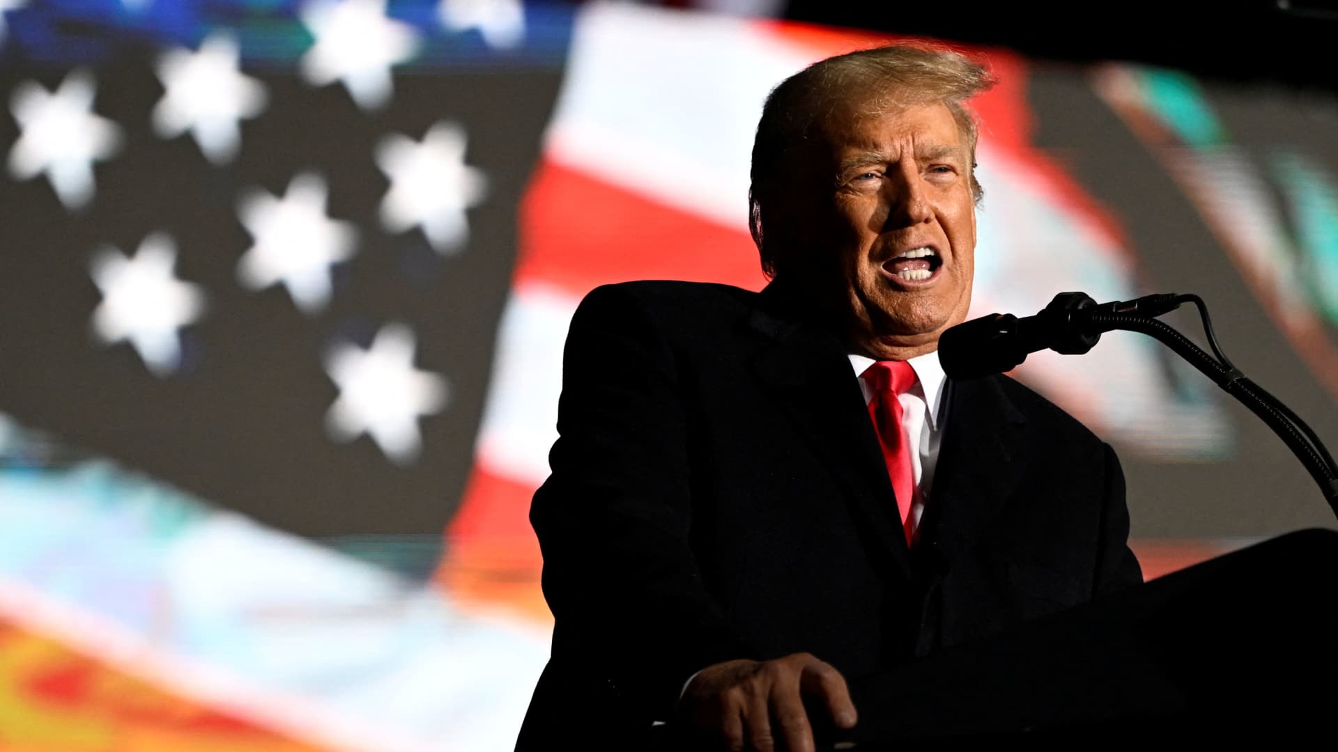Former U.S. President Donald Trump speaks at a rally to support Republican candidates ahead of midterm elections, in Dayton, Ohio, U.S. November 7, 2022. 