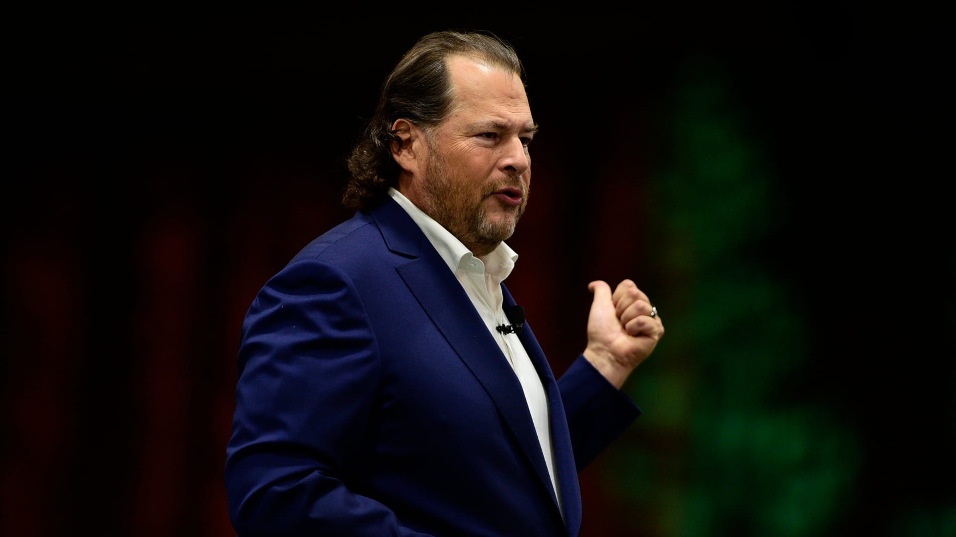 Marc Benioff tells Salesforce workers that new employees are ‘facing lower produ..