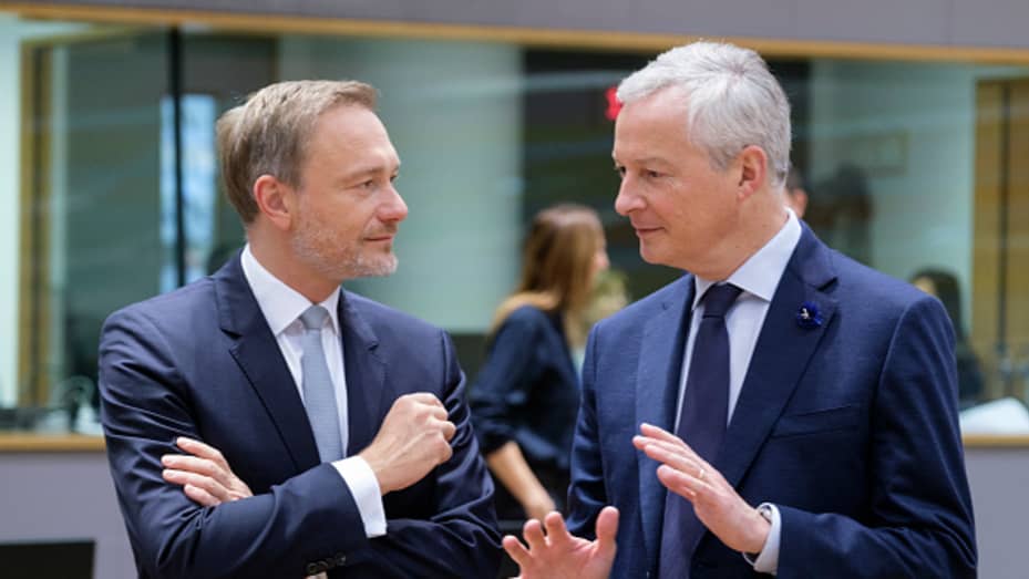 El ministro federal alemán de Finanzas, Christian Lindner (izquierda), y el ministro francés de Economía, Finanzas y Recuperación, Bruno Le Maire (derecha), criticaron la ley de reducción de la inflación de EE. UU. por discriminar a las empresas europeas.