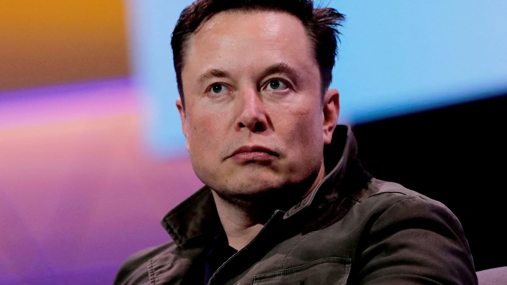 Lastnik SpaceX in izvršni direktor Tesle Elon Musk govori med pogovorom z legendarnim oblikovalcem iger Toddom Howardom (brez slike) na konvenciji o igrah E3 v Los Angelesu v Kaliforniji 13. junija 2019.