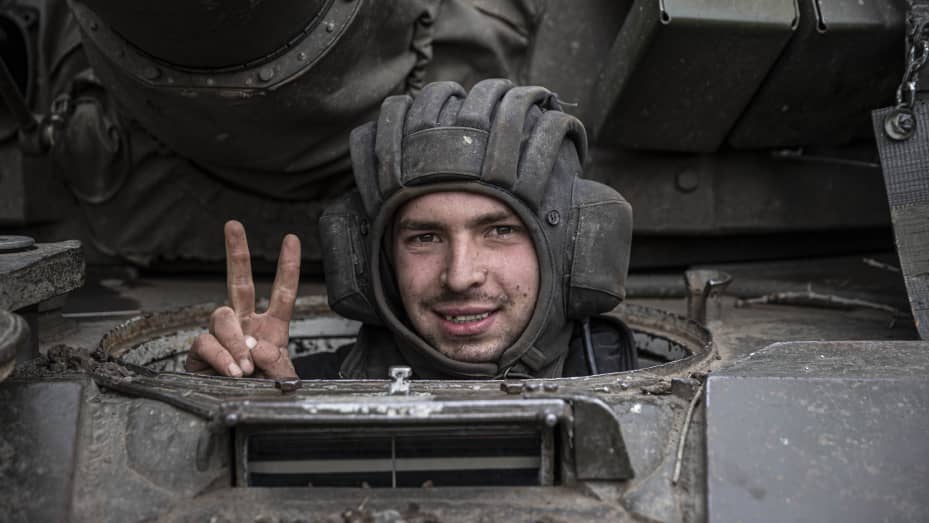 Un soldado ucraniano muestra el signo V desde un tanque mientras la movilidad militar de las Fuerzas Armadas de Ucrania continúa hacia el frente de Kherson en Ucrania el 9 de noviembre de 2022.