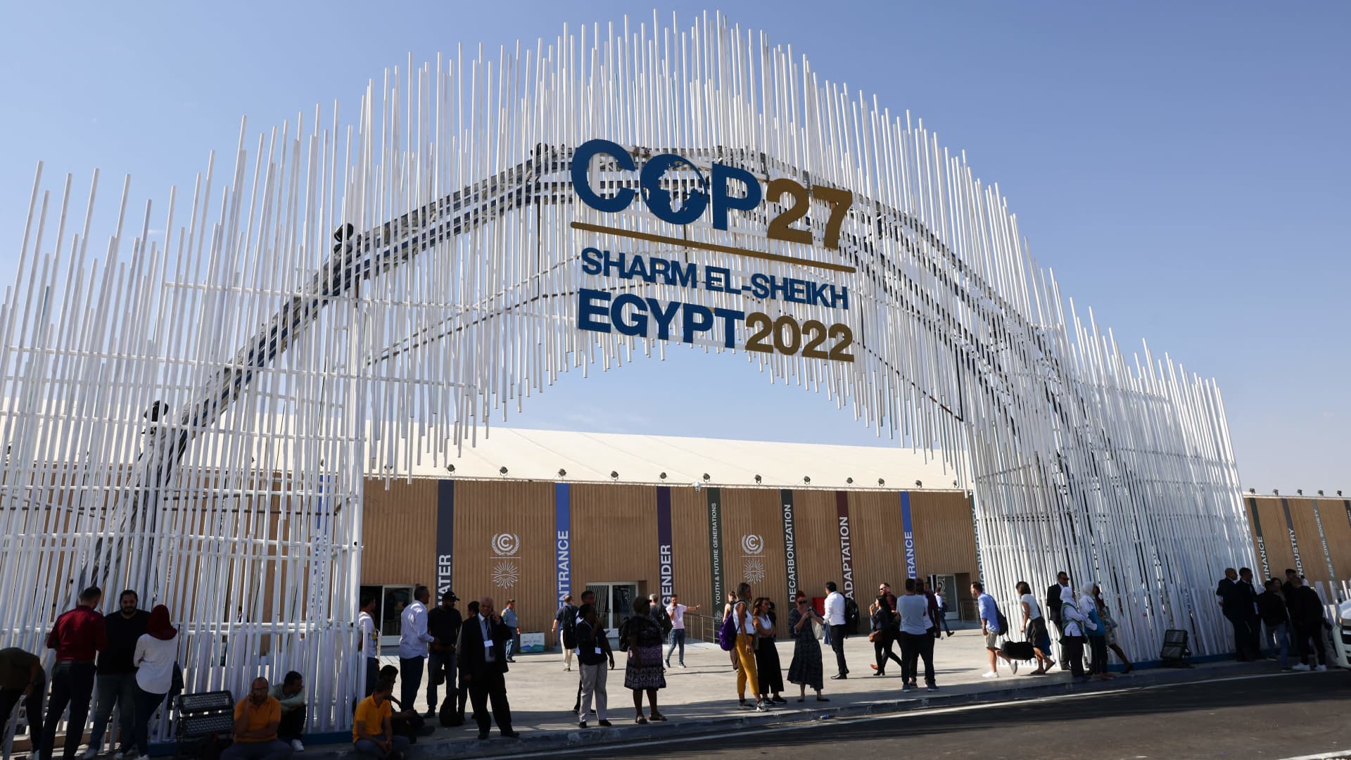 Flowing sewage, bewildering signs, lack of water: COP27 faces logistics nightmares