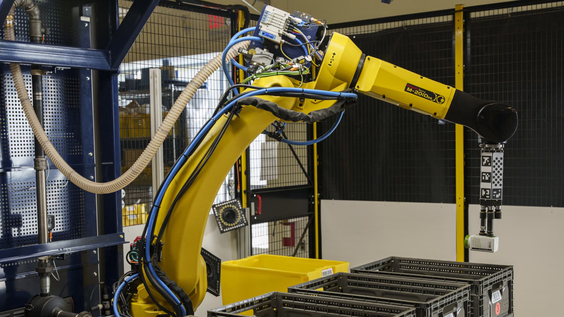 Amazon ofrece un brazo robótico que puede realizar tareas de almacenamiento repetitivas