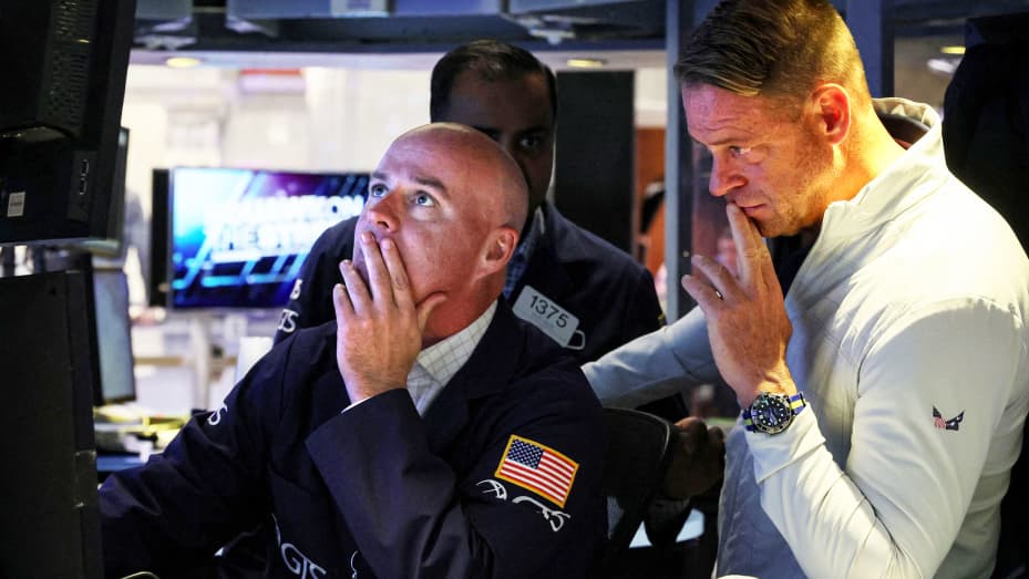 Los comerciantes especialistas trabajan dentro de un puesto en el piso de la Bolsa de Valores de Nueva York (NYSE) en la ciudad de Nueva York, el 10 de noviembre de 2022.
