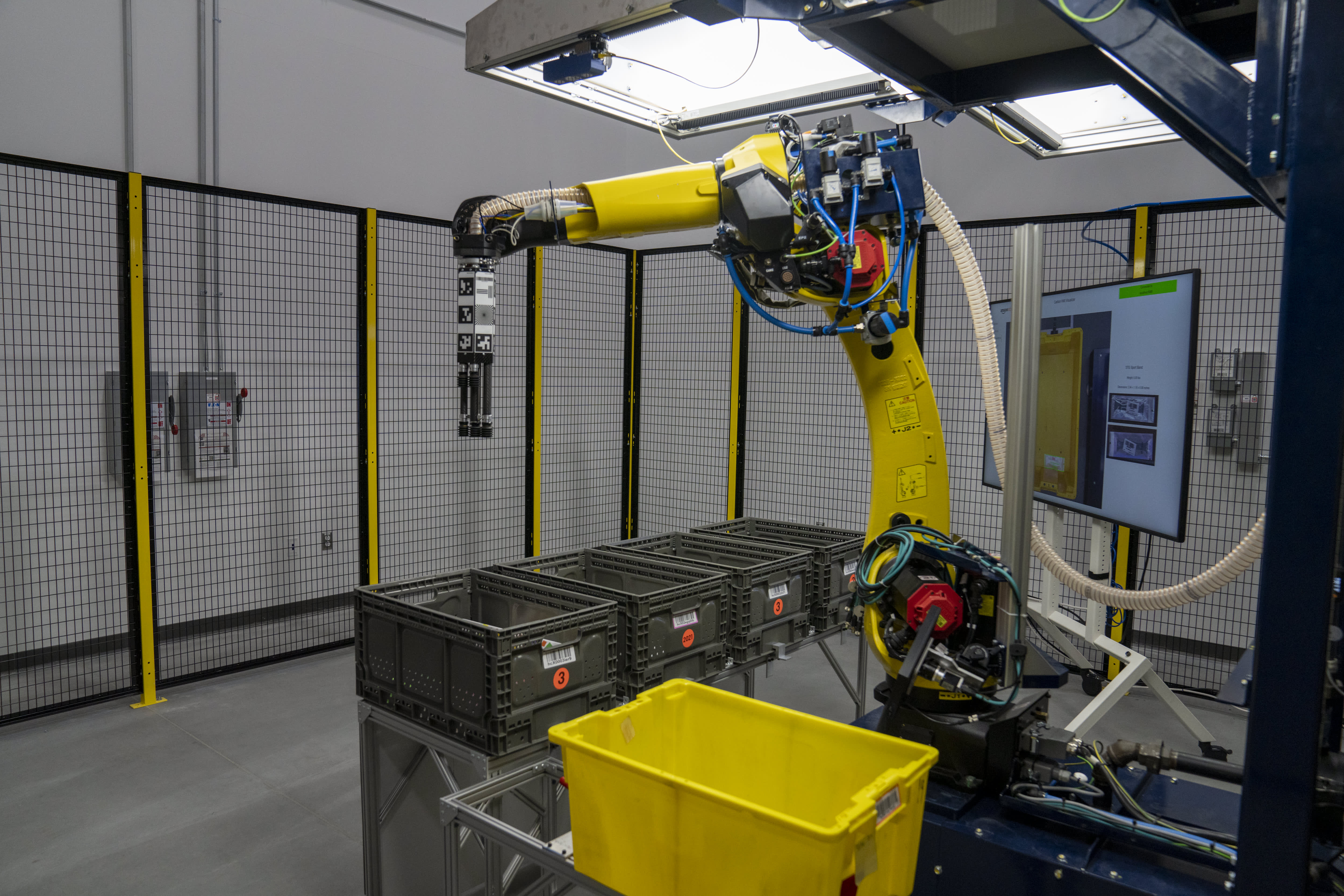 ophobe system Synes Amazon introduces robotic arm that can do repetitive warehouse tasks