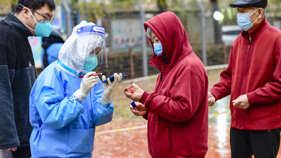 HOHHOT, CHINA - NOVEMBER 10, 2022 - Medical workers conduct nucleic acid sampling for residents at a residential community in Hohhot, Inner Mongolia, China, Nov 10, 2022. (Photo credit should read CFOTO/Future Publishing via Getty Images)