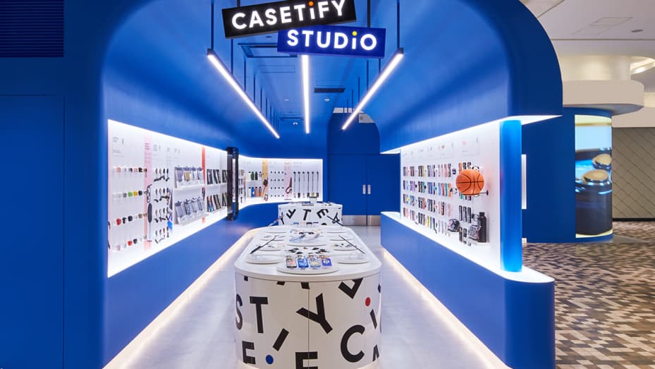 Casetify ahora está considerando la expansión global de sus tiendas minoristas, donde los clientes pueden diseñar su propia carcasa de teléfono "en el acto y obtenerla en 30 minutos", dijo Wesley Ng, su CEO.