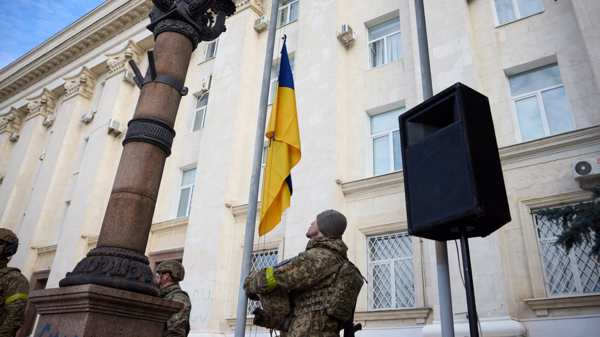 Ukrainian serviceman takes part in a national flag raising ceremony in Kherson, recently recaptured by Ukrainian Armed Forces, Ukraine November 14, 2022.
