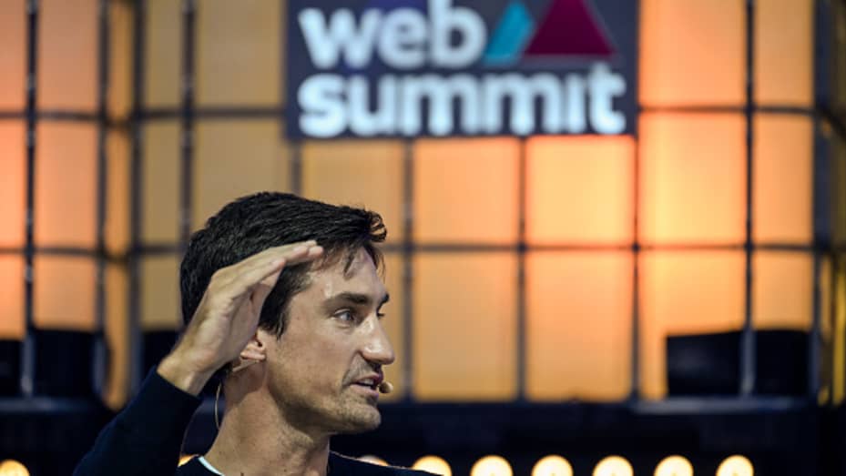 Guillaume Pousaz, director ejecutivo y fundador de la plataforma de pago Checkout.com, hablando en el escenario de la conferencia tecnológica Web Summit 2022.