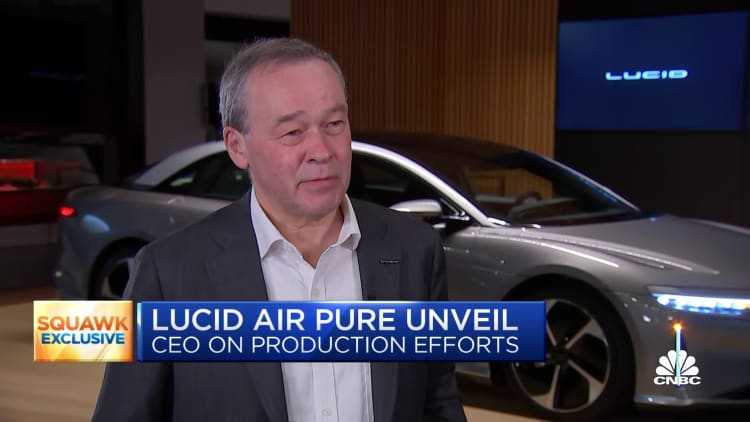 Lucid Motors CEO, 새로운 Lucid Air Pure 전기 럭셔리 세단 공개