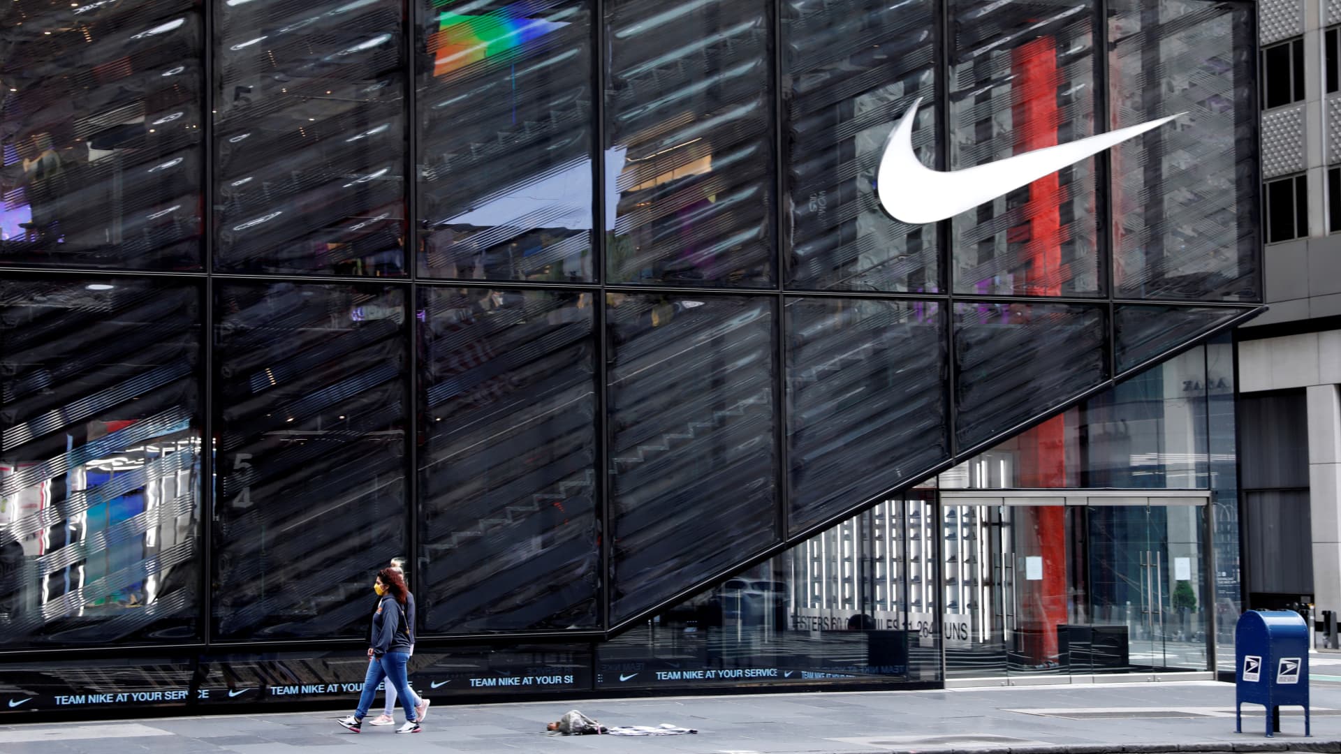Photo of Nike holiday quarter beats expectations but inventories weigh on margins