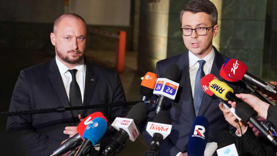 Head of the Office of National Security, Jacek Siewiersk (L), and Spokesperson of the Polish government, Piotr Muller, make a statement after a crisis meeting of the Office of National Security, in Warsaw, on November 15, 2022. - Poland put its military on heightened readiness on November 14, 2022 after Russian missiles reportedly landed inside the NATO member's borders in a potentially major escalation of the war in Ukraine. Ukraine's President Volodymyr Zelensky accused Russia of firing the missiles int