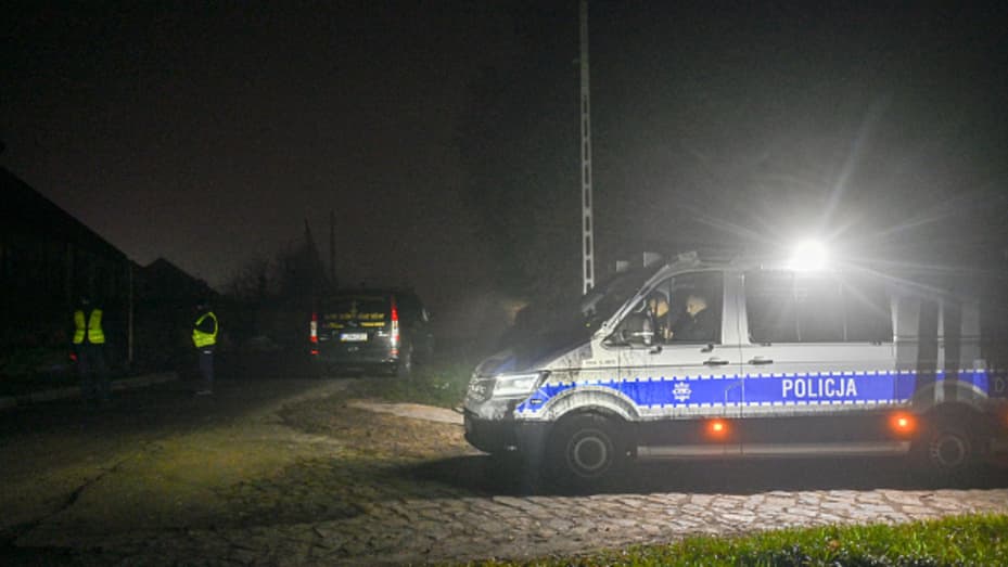 La policía tiene un punto de control fuera de un sitio en Przewodow, Polonia, donde las autoridades de Varsovia dicen que un misil de fabricación rusa golpeó su territorio y mató a dos civiles.