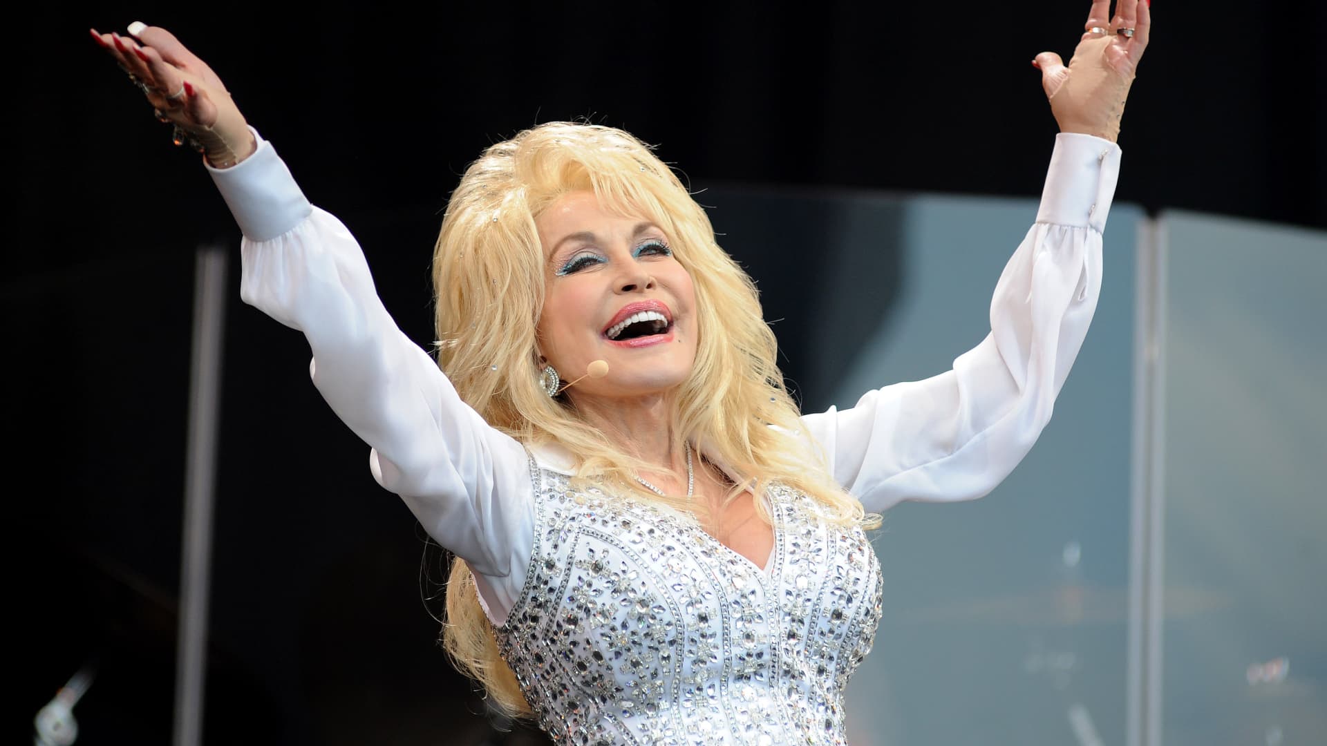 Dolly Parton receives 0 million prize from Jeff Bezos