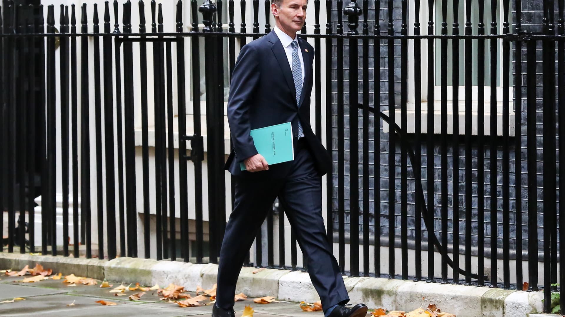 وزير الخزانة البريطاني يعلن عن زيادات ضريبية وخفض الإنفاق ، كما يقول البلد في حالة ركود