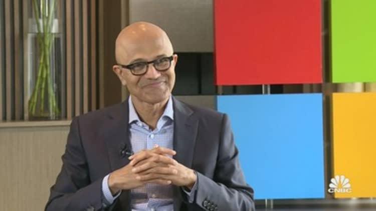 CNBC'nin Microsoft CEO'su Satya Nadella ile yaptığı röportajın tamamını izleyin