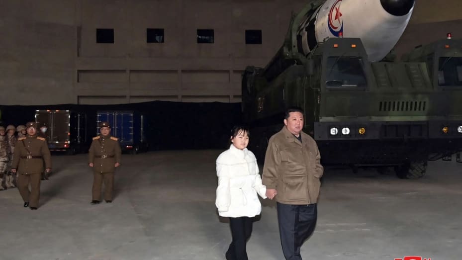 Especialistas dizem que as imagens de Kim e sua filha são para consumo da elite e podem simbolizar Kim preparando sua filha para ser o próximo líder supremo