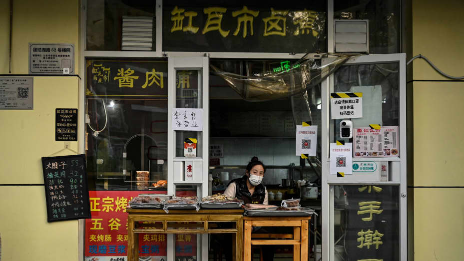 A woman waits for customers at a restaurant with dine-in services suspended in Beijings Chaoyang district due to Covid-19 coronavirus restrictions on November 19, 2022. (Photo by Jade GAO / AFP) (Photo by JADE GAO/AFP via Getty Images)