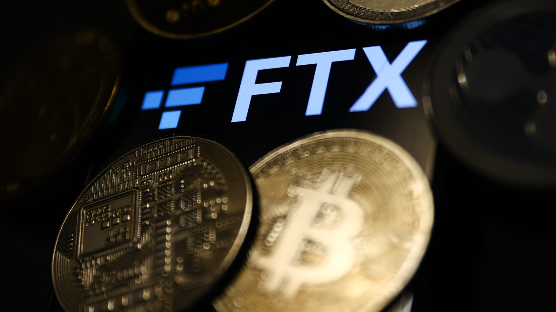 Bitcoin drops to 1-week low, ether slides 7% as FTX collapse ripples through cry..