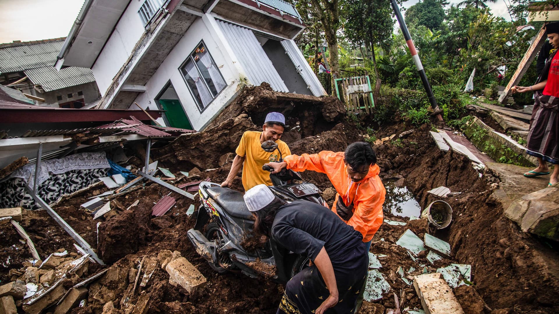 Indonesian Rescuers Search Through Rubble Of Quake 268 Dead 