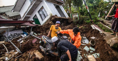 Monsoon rains force halt in Indonesia quake rescue efforts