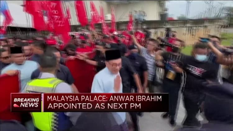 Enver İbrahim Malezya'nın onuncu başbakanı olarak tarih yazıyor