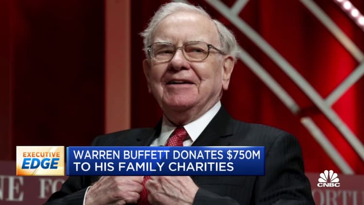 वारेन बफेट ने अपने परिवार के दान के लिए 750 मिलियन डॉलर का दान दिया
