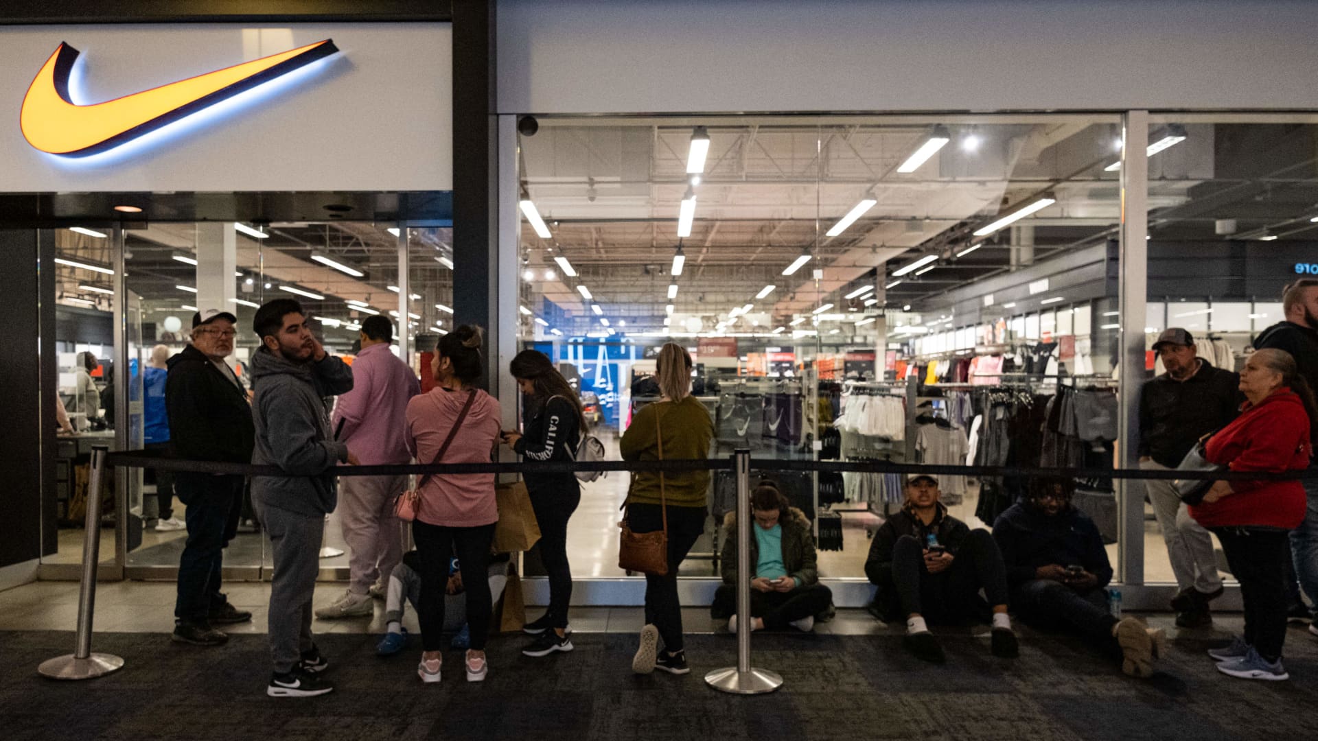Покупатели в Черную пятницу ждут, чтобы войти в магазин Nike в торговом центре Opry Mills в Нэшвилле, штат Теннесси, 25 ноября 2022 года.