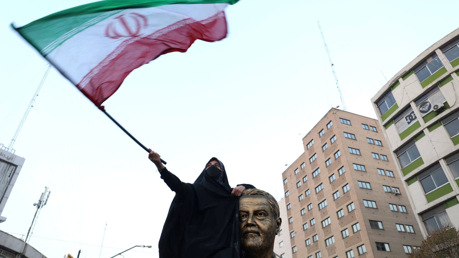 यूएस सॉकर ने विश्व कप में ईरान के झंडे से प्रतीक चिह्न को संक्षिप्त रूप से साफ़ किया