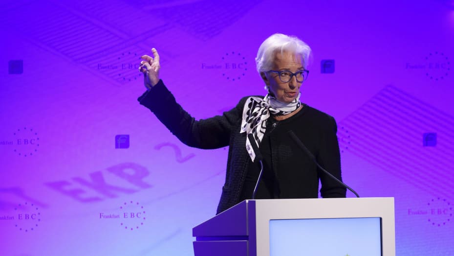 Christine Lagarde, presidenta del Banco Central Europeo, habla en un evento.  El banco central se reunirá a mediados de diciembre para tomar más decisiones de política monetaria.
