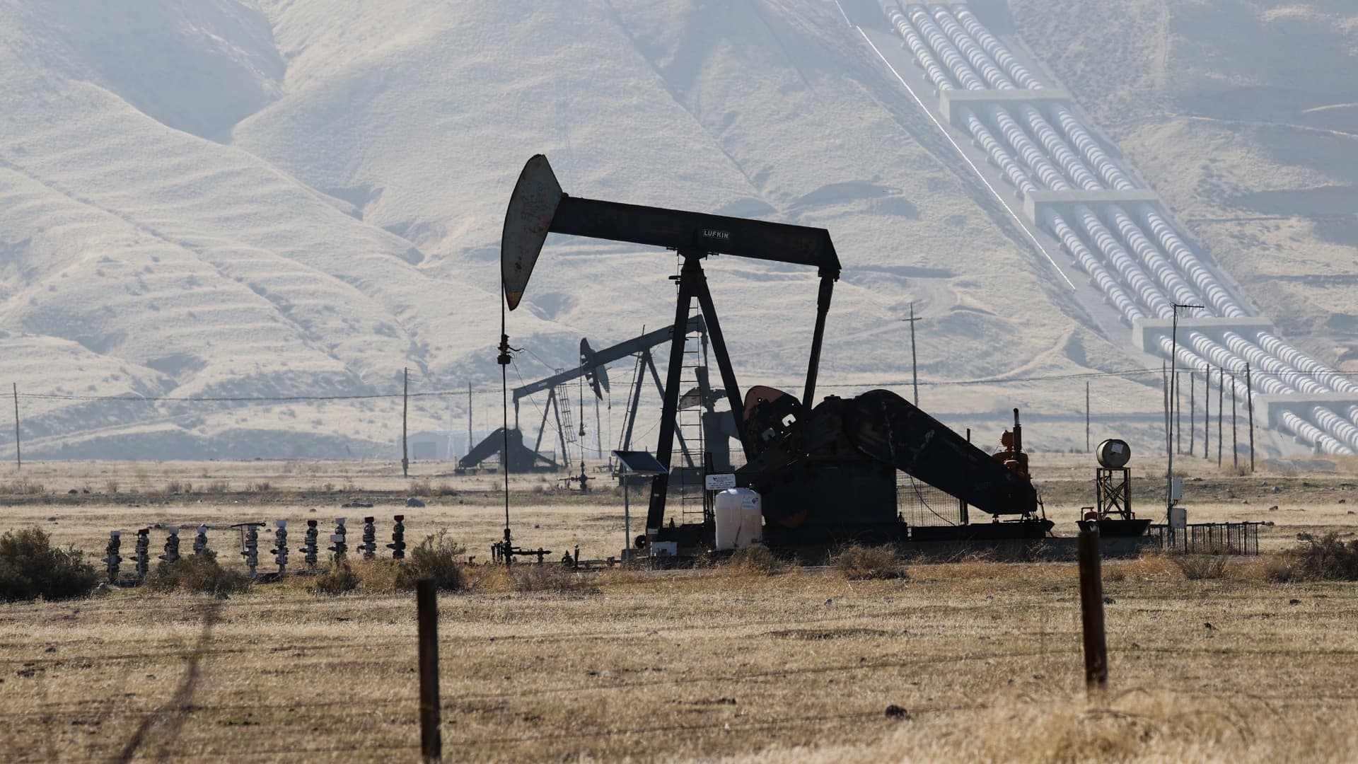 A market mystery: Energy stocks are still riding high even as crude oil tumbles