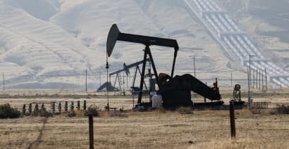 Oil gains as market buffeted by supply worries