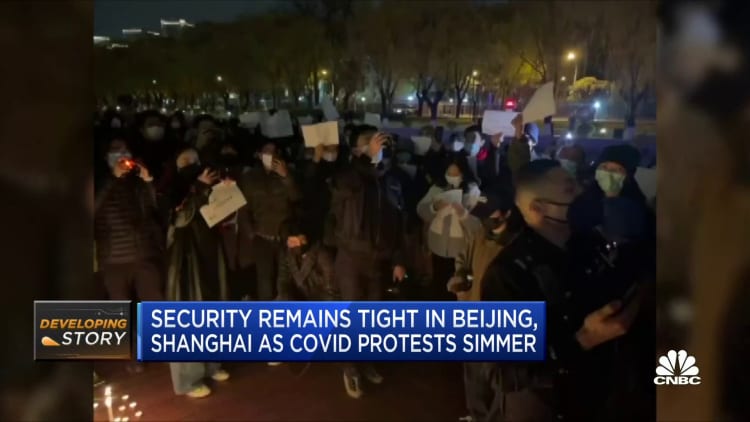 La seguridad sigue siendo estricta en Beijing y Shanghai a medida que crecen las protestas de Covid