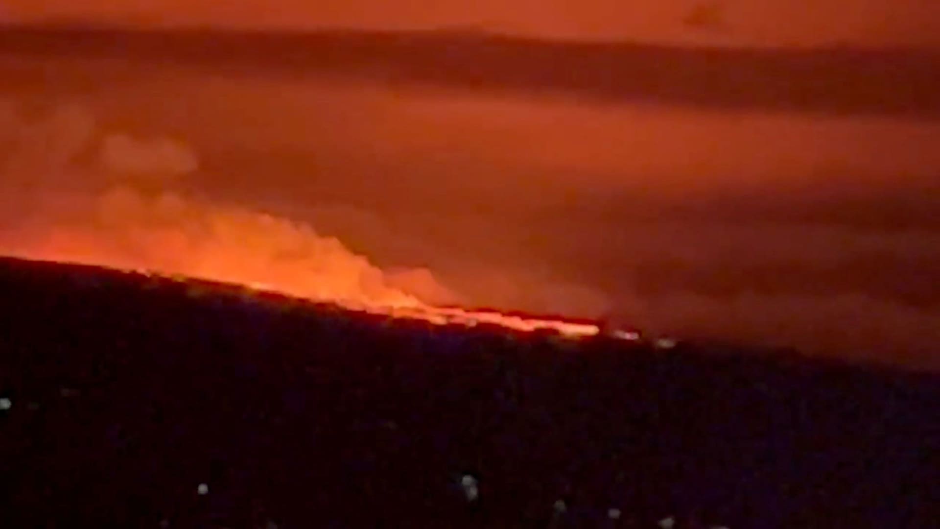दुनिया का सबसे बड़ा सक्रिय ज्वालामुखी, मौना लोआ, हवाई में फट गया