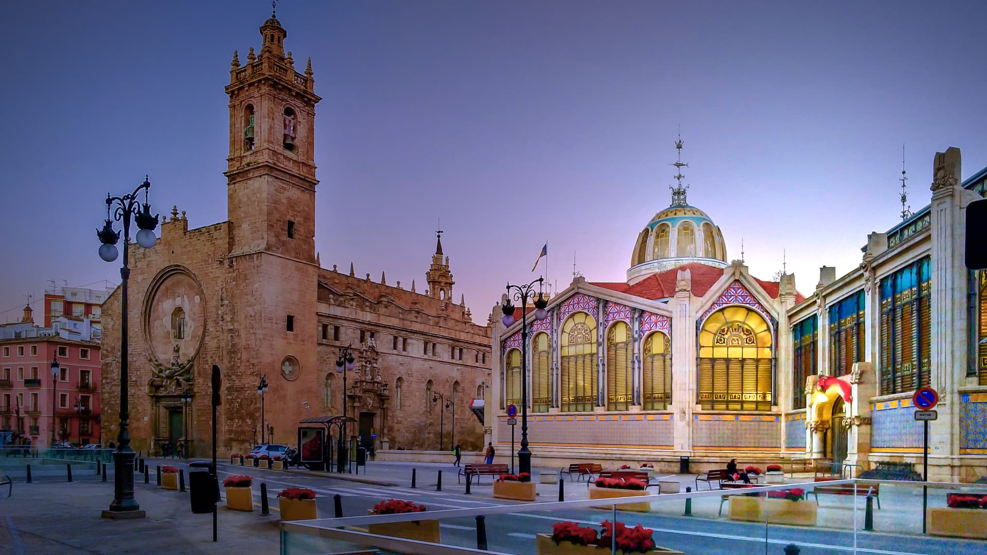 Iglesia de los Santos Juanes and the Central Market of Valencia.