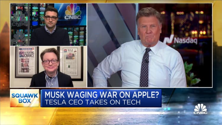 Elon Musk has put Apple back in the crosshairs over Twitter and free speech, says WSJ's Tim Higgins