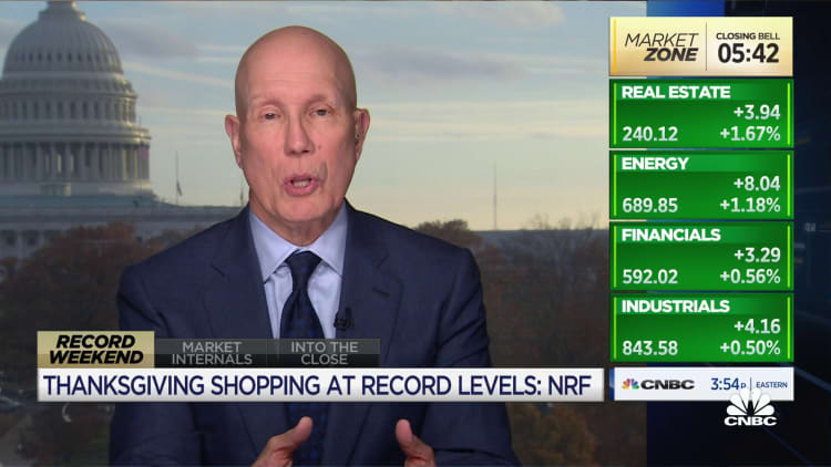 Las compras navideñas de fin de semana vieron 20 millones de compradores más que el año pasado, dice Matt Shay, director ejecutivo de NRF