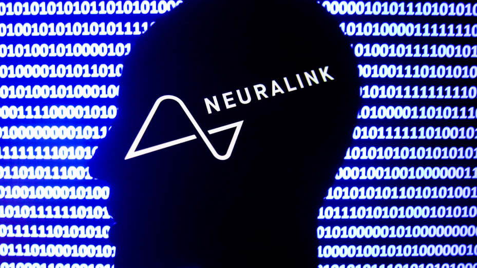 Логотип Neuralink, що відображається на екрані телефону, силует паперу у формі людського обличчя та двійковий код, що відображається на екрані, можна побачити на цій ілюстрації з багаторазовою експозицією, зробленій у Кракові, Польща, 10 грудня 2021 року.