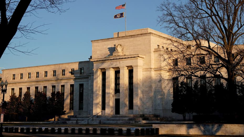 FOTO DE ARCHIVO: El edificio de la Reserva Federal se ve antes de que se espera que la junta de la Reserva Federal señale planes para aumentar las tasas de interés en marzo mientras se enfoca en combatir la inflación en Washington, EE. UU., 26 de enero de 2022. REUTERS/Joshua Roberts/Foto de archivo